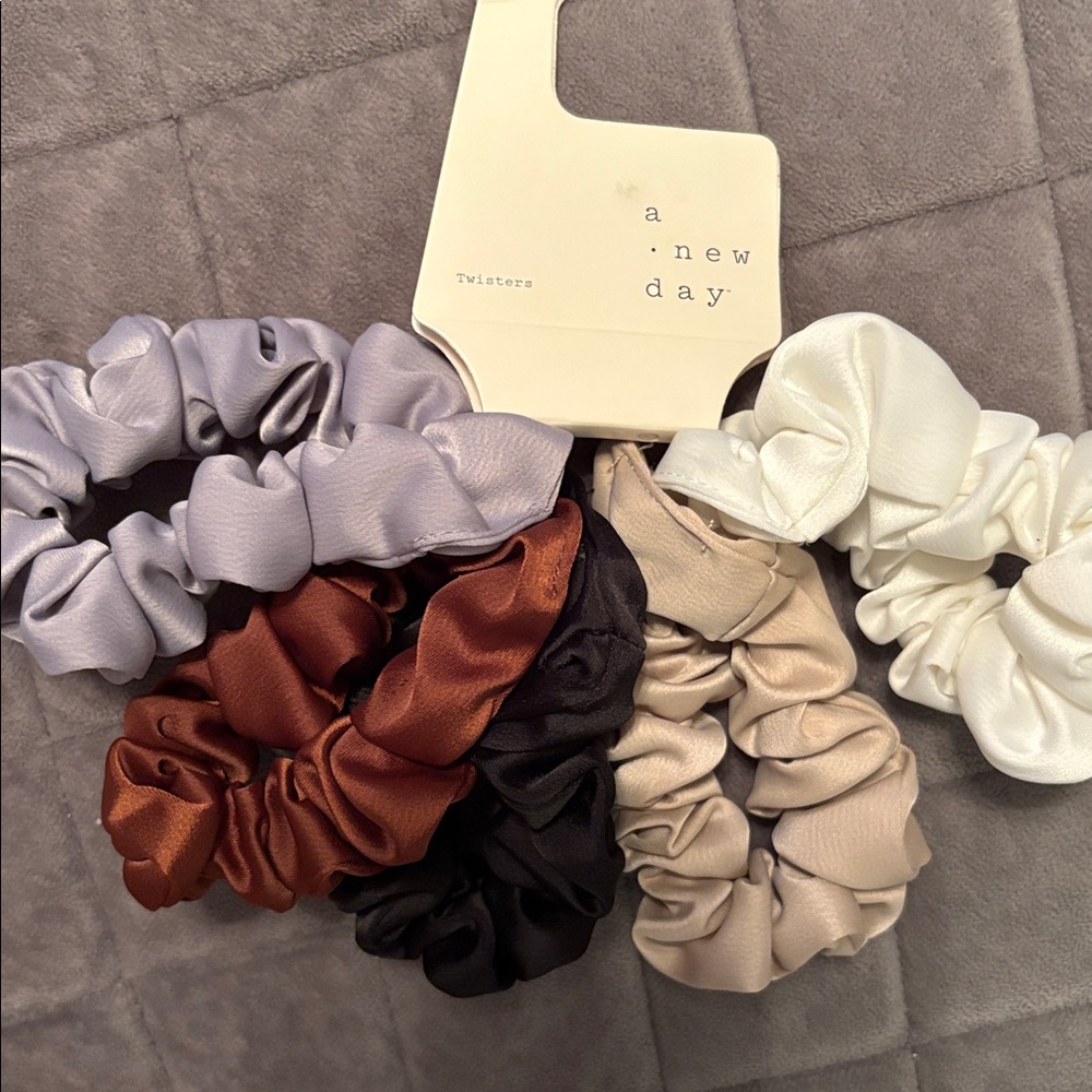 a new day Hair Scrunchies Set - White, Cream, Brown, Black, Gray - Picture 2 of 2